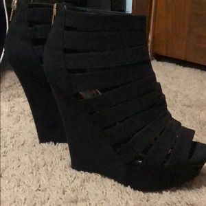 Black wedges